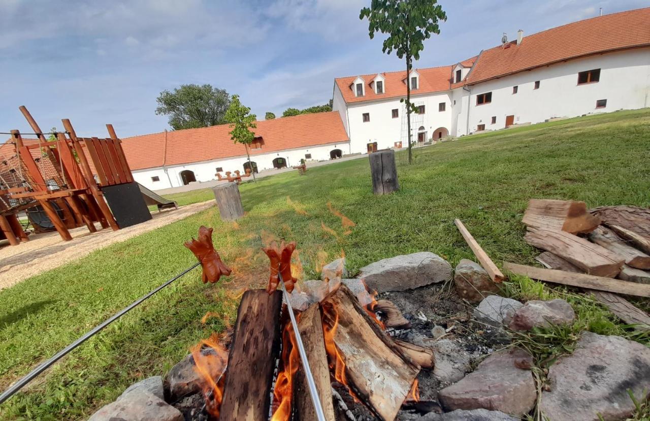 Residence Tvrz Skocice Bagian luar foto