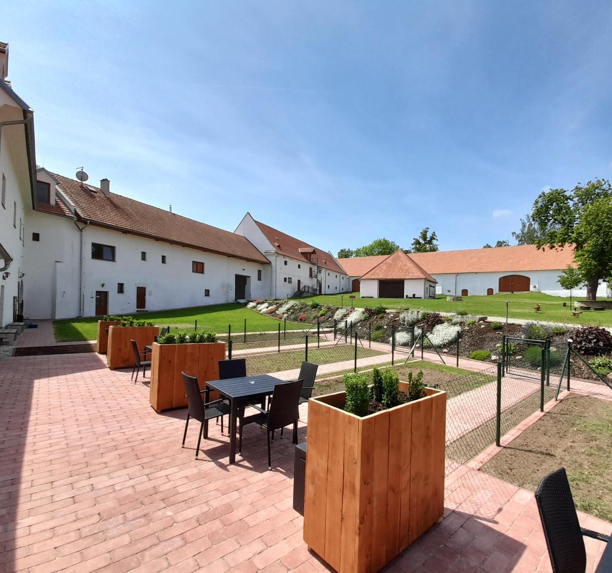 Residence Tvrz Skocice Bagian luar foto