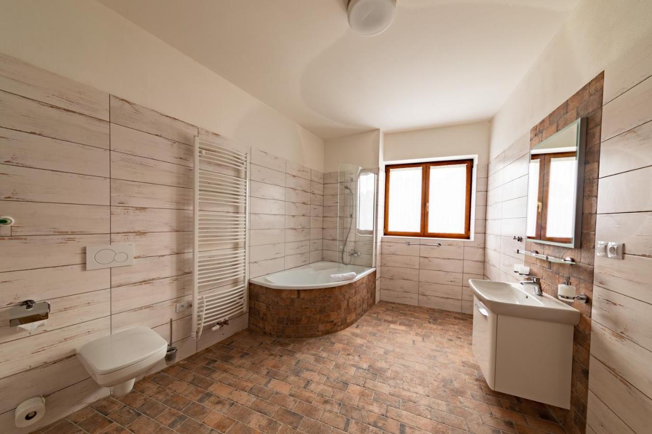 Residence Tvrz Skocice Bagian luar foto